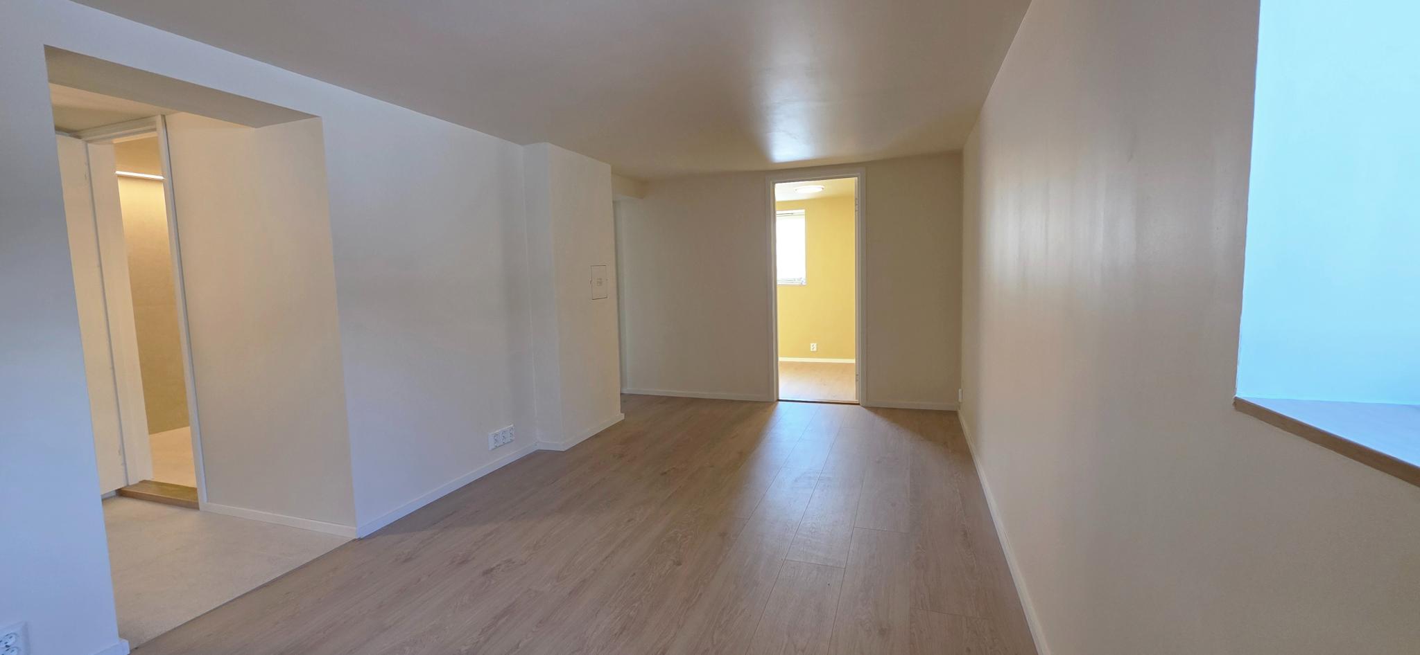 Stuen har plass til mindre spisegruppe og sofa. 